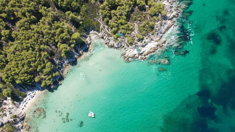 Orange | Portokali in 2026: Waarom Kavourotrypes Beach zo druk is