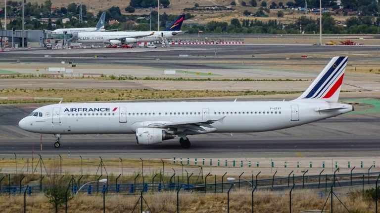 white Airfrance airplane